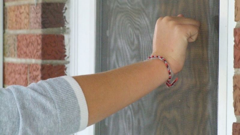 Ladrones se hicieron pasar por vendedores y le robaron a una mujer