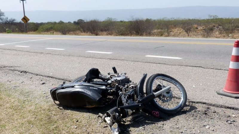 Jóvenes en moto derraparon en el ingreso a Miraflores