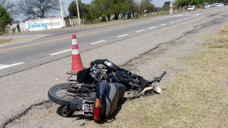 Jóvenes en moto derraparon en el ingreso a Miraflores