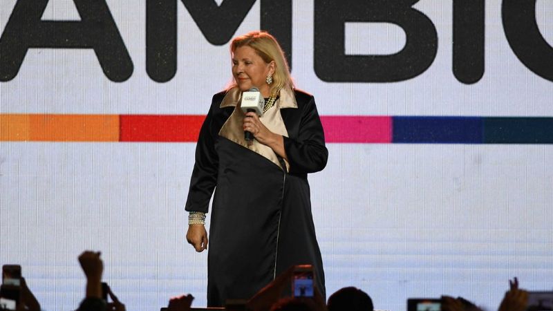 Carrió propone un feminismo "alternativo" para ser "reina e inútil"