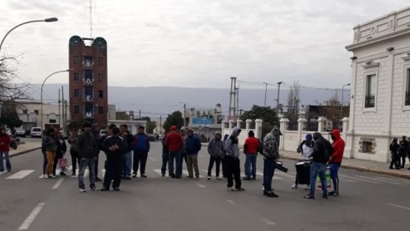 Ex empleados de Alpargatas amenazan con endurecer las medidas de fuerza