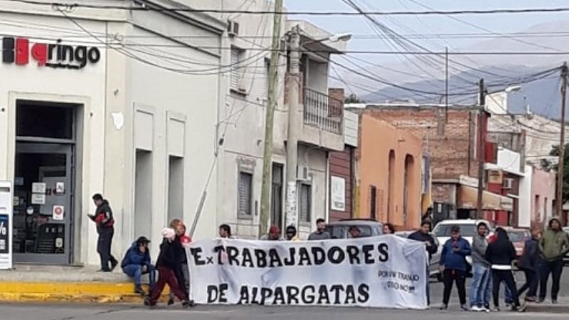 Ex empleados de Alpargatas amenazan con endurecer las medidas de fuerza