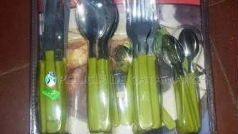 Robaron cubiertos y fueron detenidos