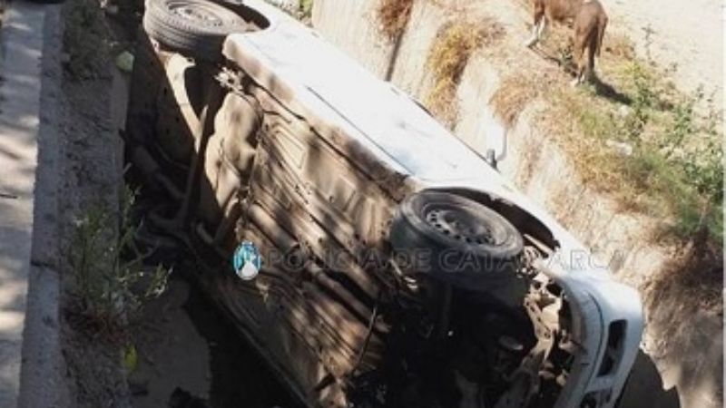 Cayó con el auto a un canal de riego