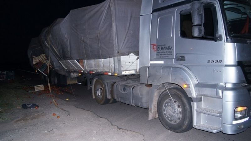 Camión perdió parte de la carga de tomates