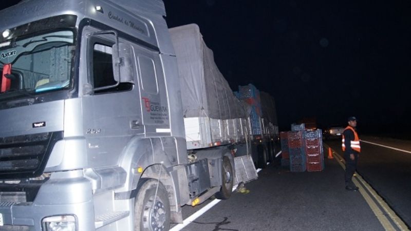 Camión perdió parte de la carga de tomates