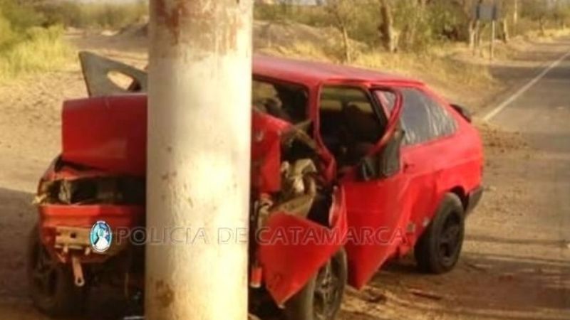 Impactó contra un poste y murió