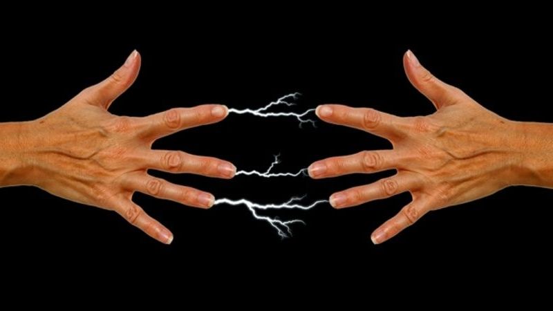 El motivo de los “chispazos” al tocar objetos