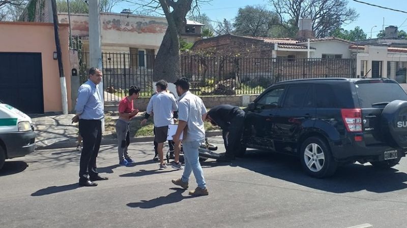 Camioneta giró en “u” y motociclistas sin casco impactaron contra la carrocería