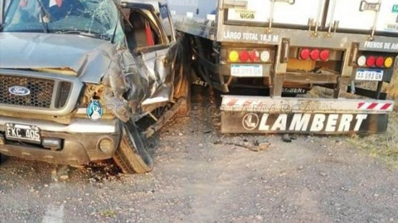 Chocó contra un camión estacionado en la banquina