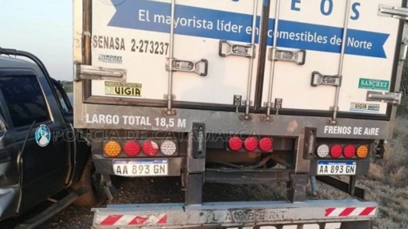 Chocó contra un camión estacionado en la banquina