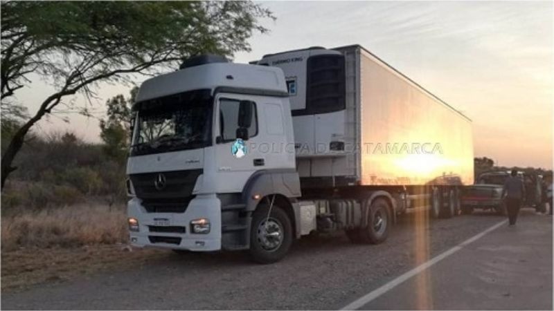 Chocó contra un camión estacionado en la banquina