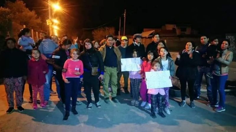 Diez días sin agua: Familias se cansaron y cortaron la ruta