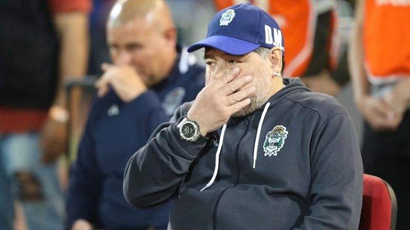 Talleres recibió como ídolo a Diego pero hundió a Gimnasia