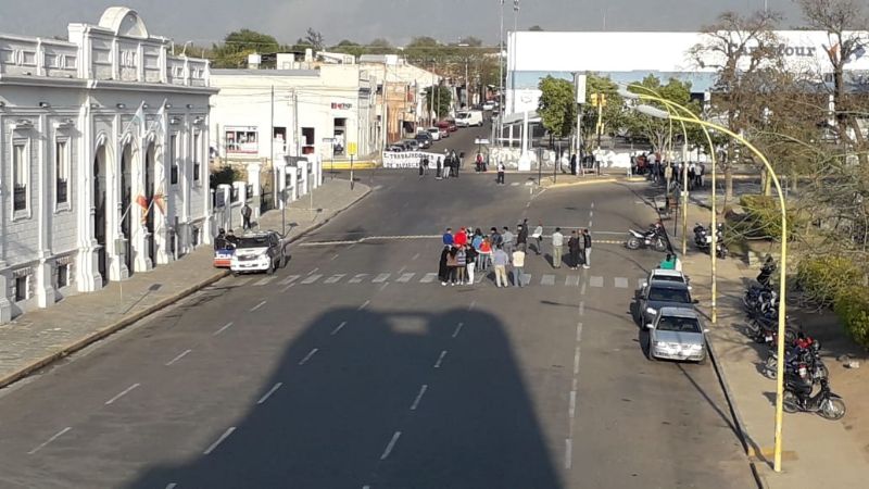 Despedidos de Alpargatas invaden el edificio municipal