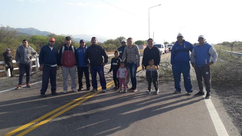 Trabajadores del Frigorífico de Chumbicha cortan ruta 38