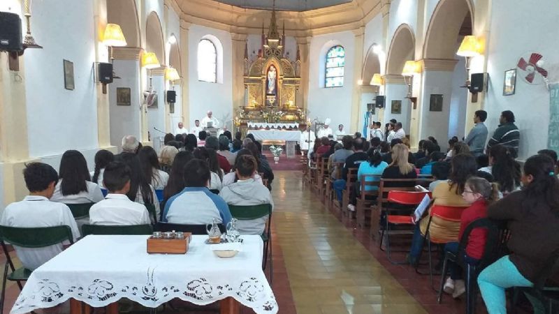 Emotiva ceremonia de asunción del nuevo párroco de Ambato