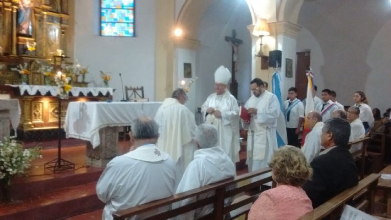 Emotiva ceremonia de asunción del nuevo párroco de Ambato