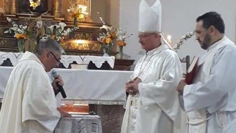 Emotiva ceremonia de asunción del nuevo párroco de Ambato