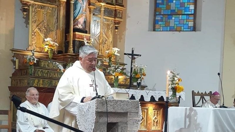 Emotiva ceremonia de asunción del nuevo párroco de Ambato