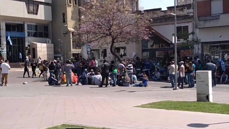 Protesta y “sentada” de ex trabajadores de Alpargatas en Casa de Gobierno