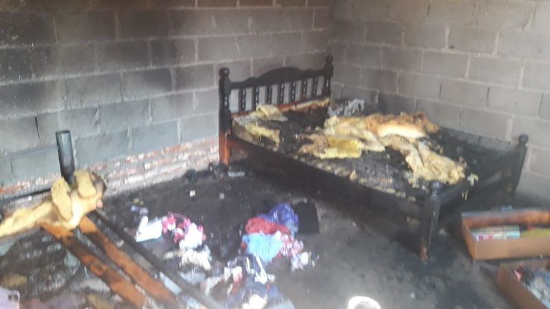 Pérdidas totales en el voraz incendio en dormitorio de una vivienda