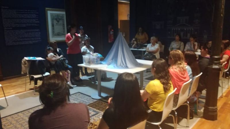 Una puntada en el bordado de un manto para la Virgen