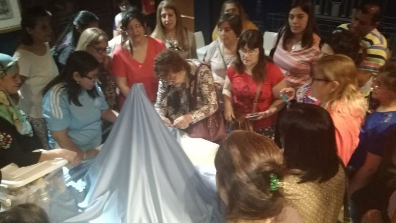 Una puntada en el bordado de un manto para la Virgen