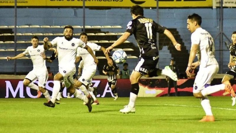 Estudiantes de Caseros sufrió pero eliminó a Real Pilar