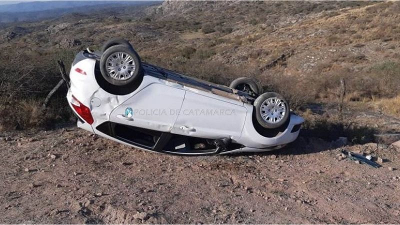 Volcó y quedó a centímetros del barranco