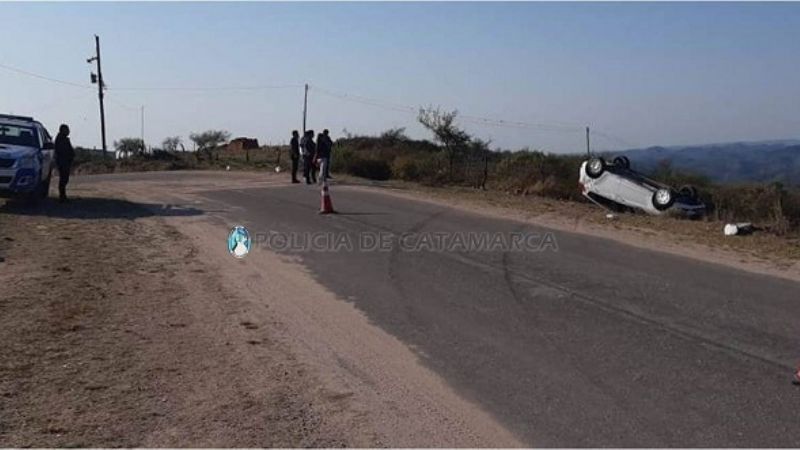 Volcó y quedó a centímetros del barranco