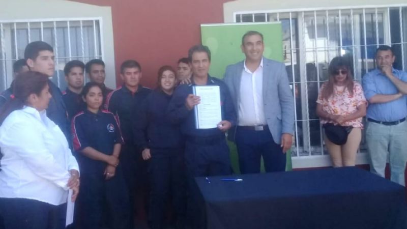 Herrera les pagará una beca de 2 mil pesos a los bomberos