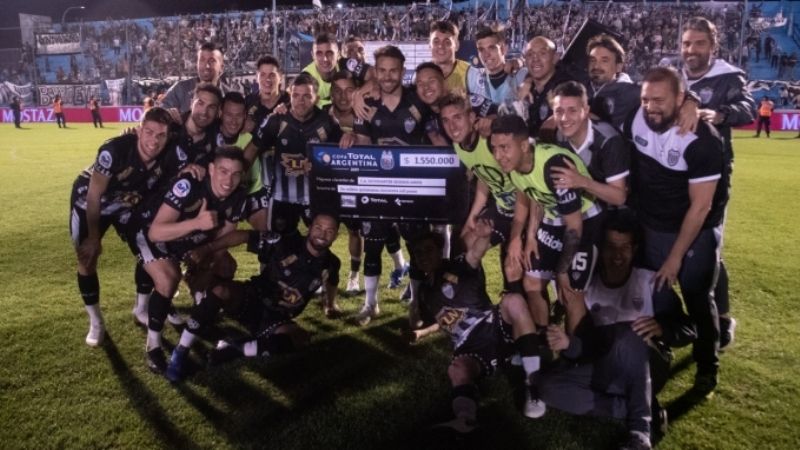 Estudiantes de Caseros sufrió pero eliminó a Real Pilar