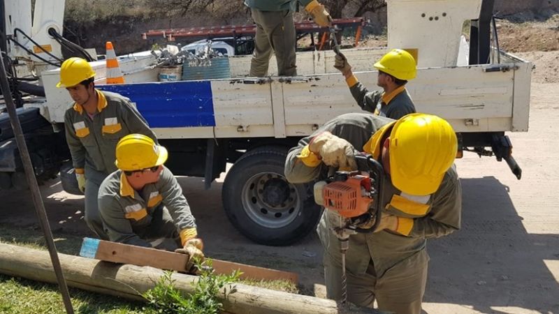 Cambio de postes obsoletos en La Merced