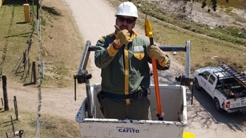 Cambio de postes obsoletos en La Merced