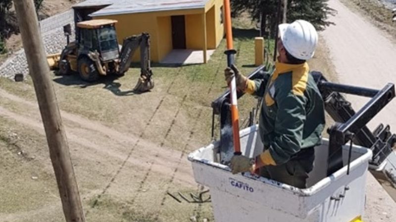 Cambio de postes obsoletos en La Merced