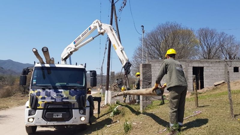 Cambio de postes obsoletos en La Merced