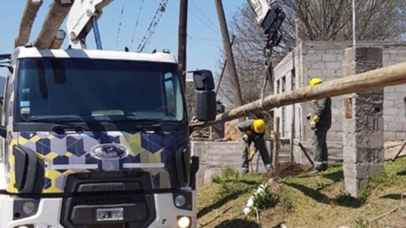 Cambio de postes obsoletos en La Merced