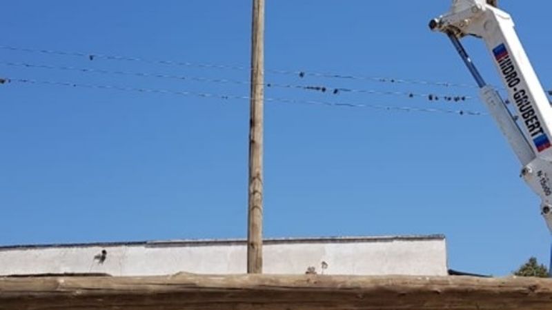 Cambio de postes obsoletos en La Merced
