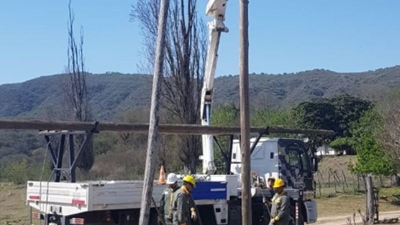 Cambio de postes obsoletos en La Merced