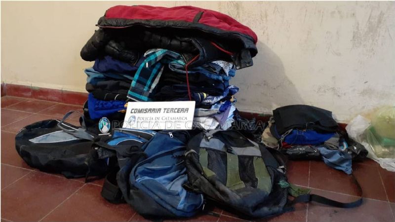 Atrapan a dos ladrones con mochilas llenas de cosas robadas