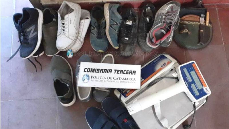 Atrapan a dos ladrones con mochilas llenas de cosas robadas