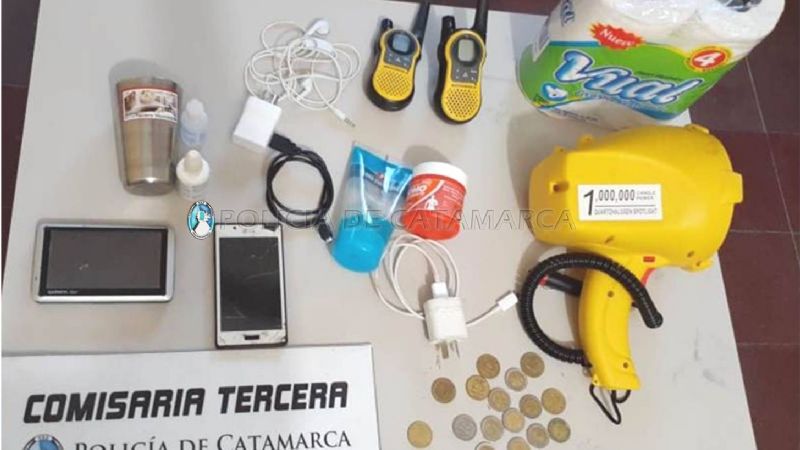 Atrapan a dos ladrones con mochilas llenas de cosas robadas