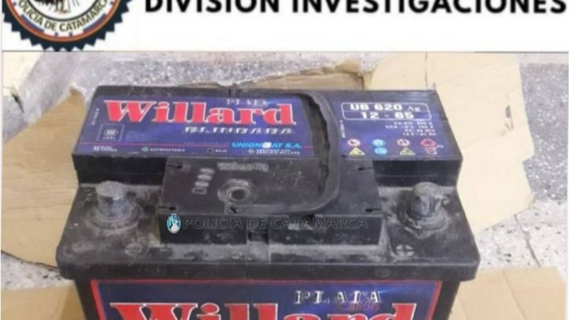 Mujer entregó a policías una batería de auto robada