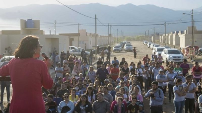 La Gobernadora entregó viviendas en Valle Chico