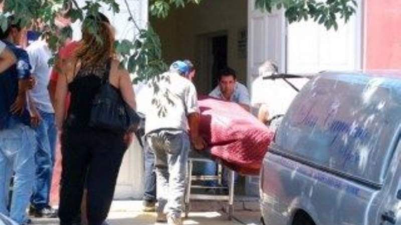 Forenses realizan la necropsia al cuerpo del joven Arias