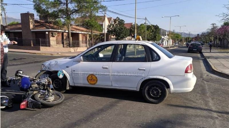 Motociclista chocó contra un remis y debió ser asistido