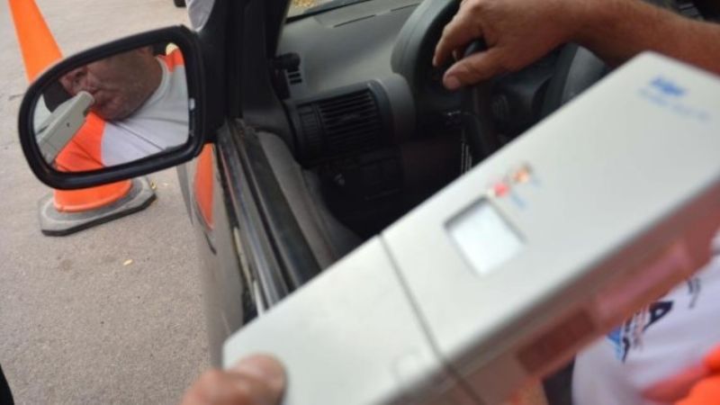 La mitad de los argentinos manejaría su auto después de haber tomado