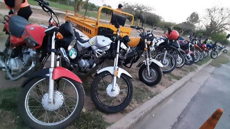 Secuestran vehículos y motopartes en operativos: seis arrestados