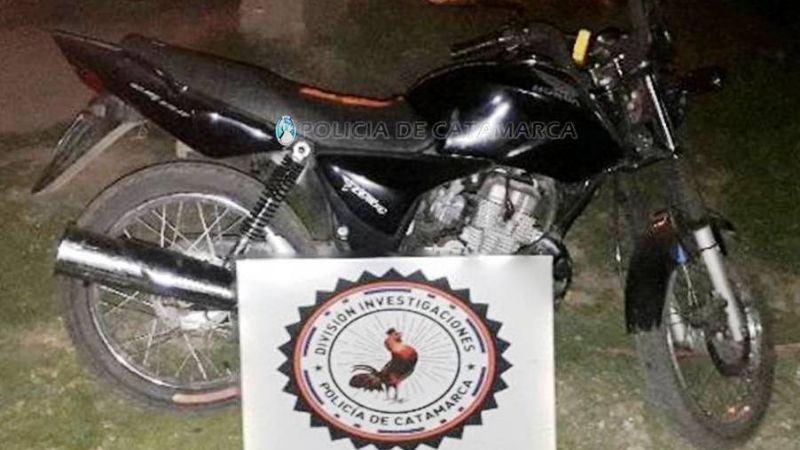 Tras un registro domiciliario, recuperan una moto robada